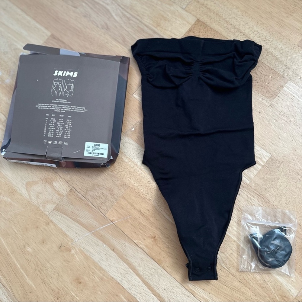 SEAMLESS SCULPT
STRAPLESS THONG
BODYSUIT